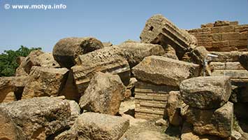 Temple of Herakles, drums all over the place. Temple of Herakles, drums all over the place.
