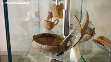 Prehistoric pottery found in graves, a cup. Prehistoric pottery found in graves, a cup.